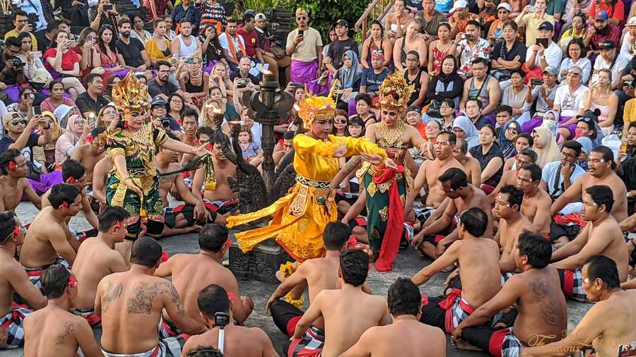 20 bali uluwatu temple