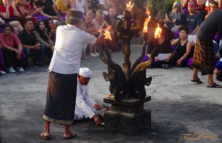 18 bali uluwatu temple