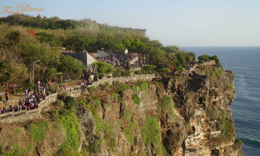 13 bali uluwatu temple